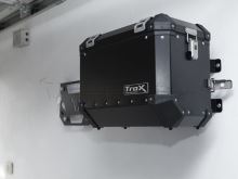 Držák na stěnu pro kufr TraX a TraX EVO , černý
